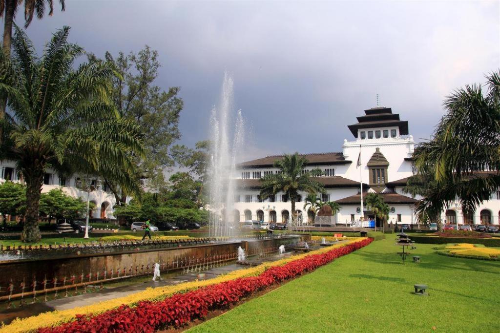 Scarlet Kebon Kawung Hotel Bandung Exterior photo